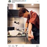 三代目JSB 小林直己、料理中にエプロン姿で無意識に体を動かす動画公開！「さすがダンサー」