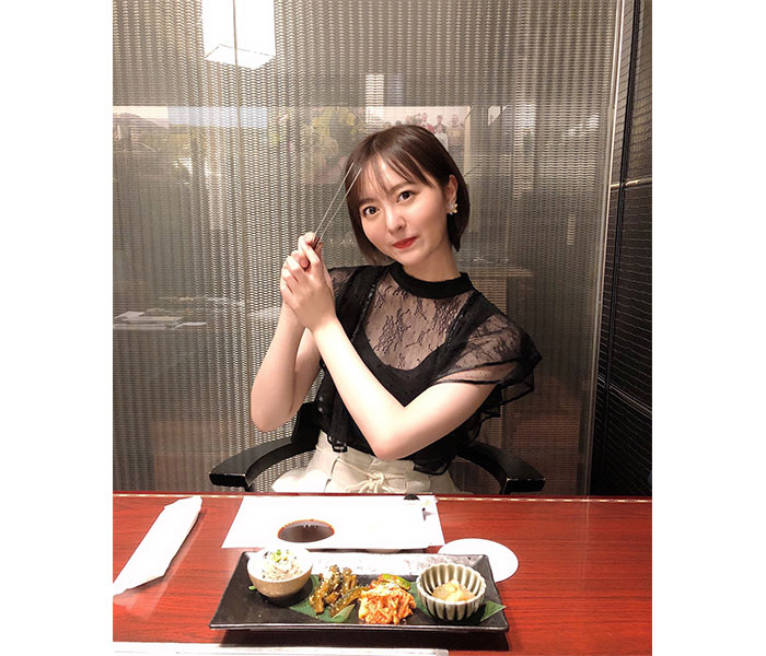 HKT48 森保まどか、彼女感溢れる焼き肉デート風ショットを公開「こんな笑顔見れるなら最高やな！！ 」「食べずに焼かせていただきます！！」