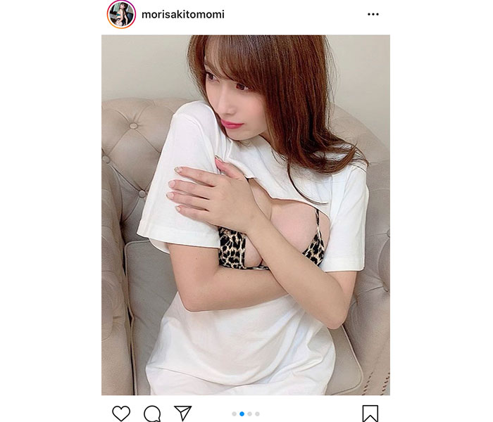 森咲智美、胸元ざっくり開きのTシャツからあらわのヒョウ柄ビキニショット！「Tシャツ、どうなってるの」