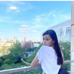 中条あやみ、「海で泳ぎたいなぁ」東京の街並みを背景に風を感じる横顔ショット