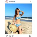 レースクイーン界のレジェンド・佐野真彩、海辺のワンショルダービキニのくびれショット公開！「美しいです」「スタイル抜群」と反響