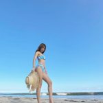 レースクイーン界のレジェンド・佐野真彩、海辺のワンショルダービキニのくびれショット公開！「美しいです」「スタイル抜群」と反響