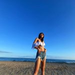 レースクイーン界のレジェンド・佐野真彩、海辺のワンショルダービキニのくびれショット公開！「美しいです」「スタイル抜群」と反響