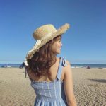 レースクイーン界のレジェンド・佐野真彩、海辺のワンショルダービキニのくびれショット公開！「美しいです」「スタイル抜群」と反響