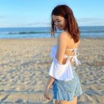 レースクイーン界のレジェンド・佐野真彩、海辺のワンショルダービキニのくびれショット公開！「美しいです」「スタイル抜群」と反響