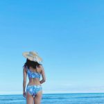 レースクイーン界のレジェンド・佐野真彩、海辺のワンショルダービキニのくびれショット公開！「美しいです」「スタイル抜群」と反響