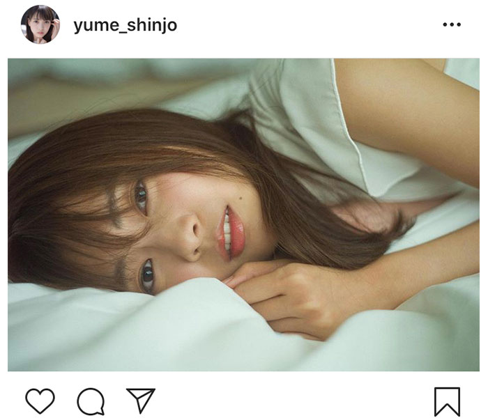 元欅坂46 志田愛佳、カメラを覗き込む“添い寝”風ショットに「最高に可愛いです！！」「元気になった」