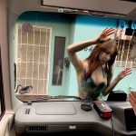 NMB48 白間美瑠、車のフロントガラス密着で美ボディ大胆披露！「ドキドキが止まりません」