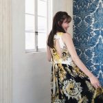 小嶋陽菜、背中が開いた向日葵柄のドレスコーデを紹介