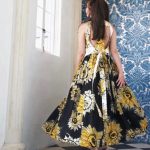 小嶋陽菜、背中が開いた向日葵柄のドレスコーデを紹介