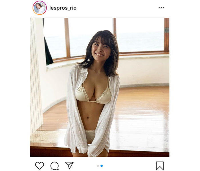 寺本莉緒、笑顔が眩しい白シャツセクシーショット！「超次元すぎます」