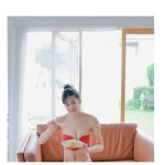吉澤遥奈、黒ビキニと純白素肌が織りなす美オフショット公開！「本当にスタイルがいい」