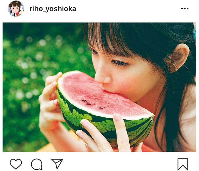 吉岡里帆、スイカにかぶりついた「FRIDAY」オフショット公開「味しそう」「食べてるのもまた良き」