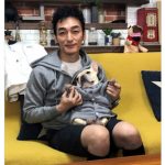 草彅剛、愛犬とのペアルックに「可愛いー！！！！！つよパパと愛娘クルミちゃん」「くるちゃんとパーカーお揃い可愛い」と反響大！