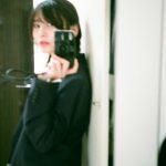 AKB48 福岡聖菜、フィルムが紡ぐ三つ編みの写真部員姿のノスタルジー「レトロでカワイイ」「雰囲気が出ててすごく良い」