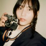 AKB48 福岡聖菜、フィルムが紡ぐ三つ編みの写真部員姿のノスタルジー「レトロでカワイイ」「雰囲気が出ててすごく良い」