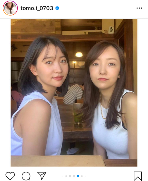 板野友美、永尾まりやとの白タンクトップの“双子コーデ”ショット公開！「美女コンビ」「素敵な姉妹」