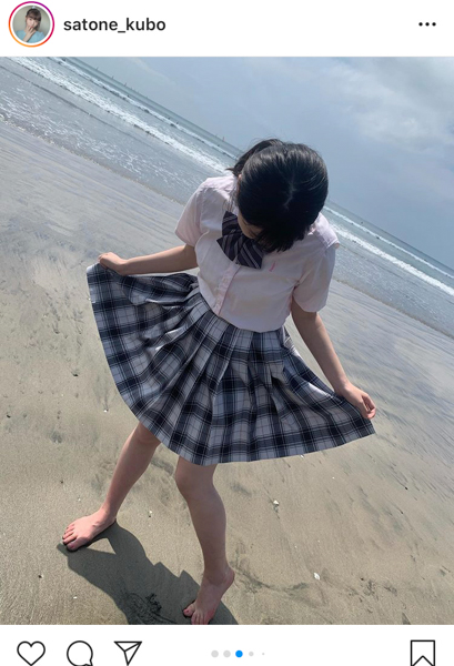 AKB48 久保怜音、夏の海ではしゃぐ制服姿に「可愛い以外言葉が見つからない」