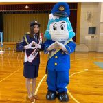 箭内夢菜が一日警察署長に就任！「可愛い署長さん」「制服とっても似合ってます！」