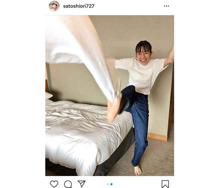 佐藤栞里、タオルを思いっきり蹴り上げるアクティブショット公開！「元気良くて楽しそう」「やんちゃ娘ですねっ」