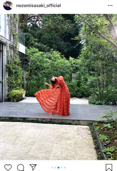 佐々木希、透け感ドレスで舞う華麗なオフショット公開「森の妖精」「清楚すぎます！」