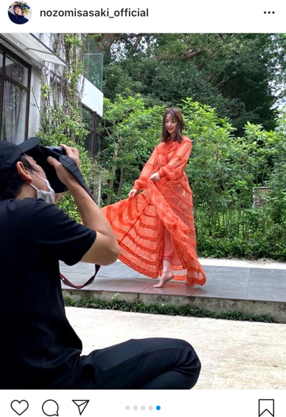 佐々木希、透け感ドレスで舞う華麗なオフショット公開「森の妖精」「清楚すぎます！」