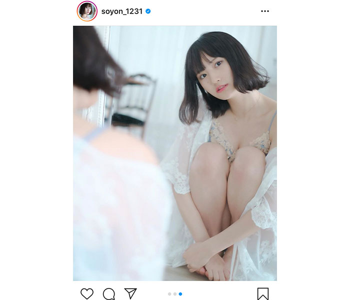 そよん、鏡越しに見つめる柔らかポートレートに「とってもステキ」「ルームウェア可愛い」と反響！