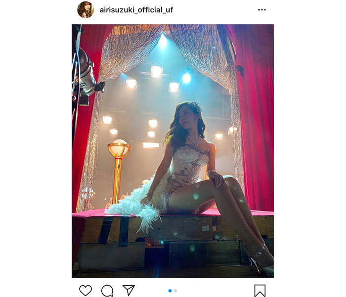 鈴木愛理、コケティッシュなピンヒールに釘付けのショーガール衣装に「ゴージャス」「かっこよすぎます」と歓喜の声！