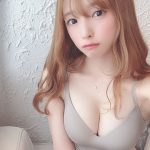 月野もも、純白素肌とこぼれ落ちそうな美バストに釘付けのキャミソール姿を公開！「胸のラインがキレイ」