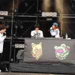 ビッケブランカ、大阪野外イベントでサプライズ登場の岡崎体育と令和最強の友情ソング「化かしHOUR NIGHT」をライブ初披露！