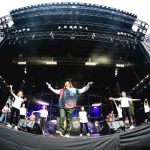 ビッケブランカ、大阪野外イベントでサプライズ登場の岡崎体育と令和最強の友情ソング「化かしHOUR NIGHT」をライブ初披露！