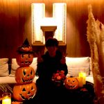 声優・小野賢章、オシャレホテルでのオフショット公開　「一枚目と二枚目の賢章さんのギャップがすごすぎます…！」「何もかもがオシャレです…！！」