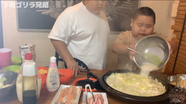 ゴリラ兄弟が子供でも簡単！明太チーズもんじゃを作って食べる動画を公開！！