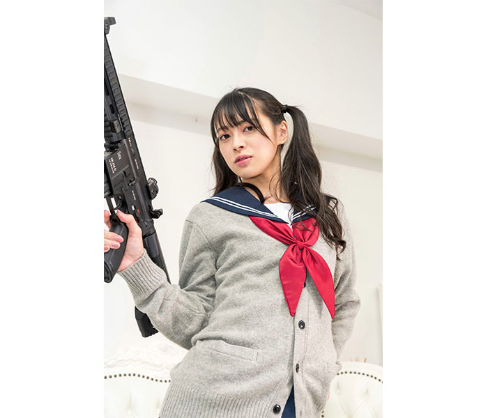 藤田いろは、セーラー服＆機関銃の衝撃コスプレ披露！