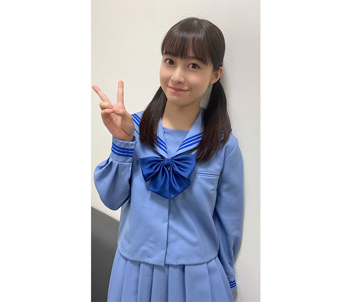 橋本環奈、お下げ髪の“絶品”中学生セーラー服ショット公開！