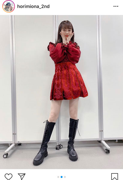 乃木坂46 堀未央奈、赤衣装と黒ロングブーツが織り成す“絶対領域”ショット！