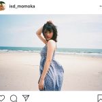 石田桃香、潮風を受け止める青ワンピースショットに反響！「青が映えてる」「最高です！」