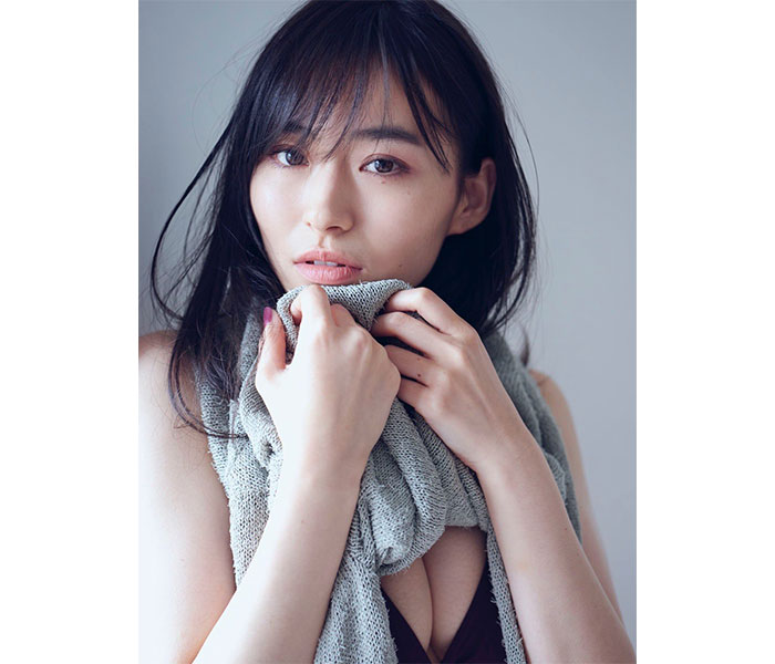 桜田茉央、ナチュラルな視線で見つめる美麗ボディに反響！「こんな表情は初めて見た」