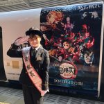 HKT48 田島芽瑠が博多駅で1日駅長に！「鬼滅の刃 ラッピングトレイン」発車合図も！！