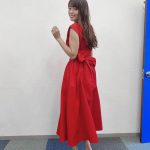 鷲見玲奈、艶やかな赤ワンピースの見返り美人ショット！「足首まで綺麗だ」と反響
