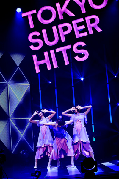 【ライブレポート】Perfumeがパープルの衣装で代表曲「チョコレイト・ディスコ」 披露！＜Spotify presents Tokyo Super Hits Live 2020＞
