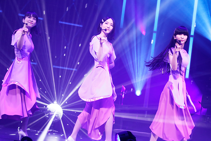 【ライブレポート】Perfumeがパープルの衣装で代表曲「チョコレイト・ディスコ」 披露！＜Spotify presents Tokyo Super Hits Live 2020＞