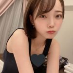 新谷姫加の白い肌が際立つ黒ワンピ部屋着姿に「肌綺麗すぎて羨ましい…… 可愛すぎる…」「黒着ると、とたんにセクシー」と反響！