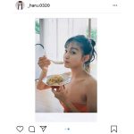 吉澤遥奈、グラビアオフショットと共に告知を予告！「楽しみに待ってる！」