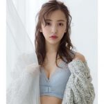 板野友美、胸元セクシーなランジェリー姿に「ともちん、悩殺」「美しすぎてやばい」の声