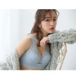 板野友美、胸元セクシーなランジェリー姿に「ともちん、悩殺」「美しすぎてやばい」の声