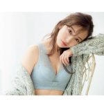 板野友美、胸元セクシーなランジェリー姿に「ともちん、悩殺」「美しすぎてやばい」の声