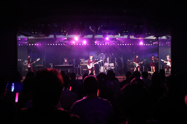 【ライブレポート】向井地美音率いるAKB48初のバンドユニット『Lacet（レセ）』、圧巻のバンド演奏で劇場を沸かす！
