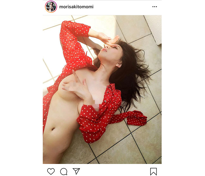 森咲智美、写真集増刷に感謝の手ブラショット！「素晴らしいギリギリ」