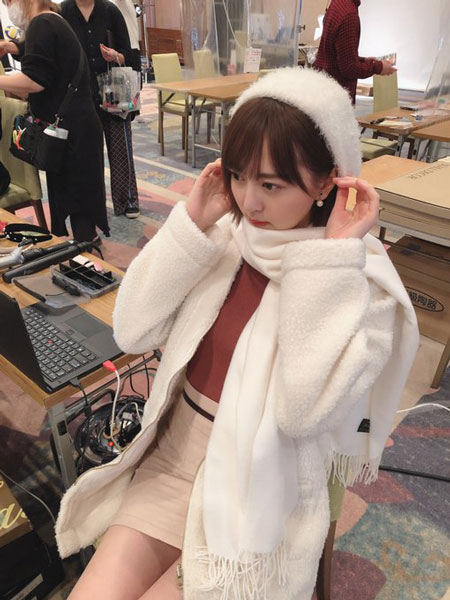 HKT48 森保まどか、チラ見え美脚＆全身白コーデで冬を先取り！「もこもこの女の子最強！」